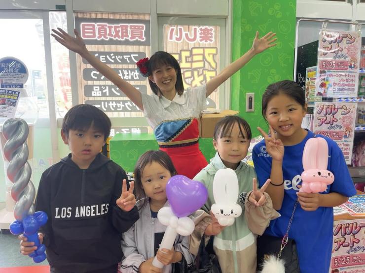 お宝発見津山店さんで、毎月恒例のバルーンプレゼントでした(^^♪